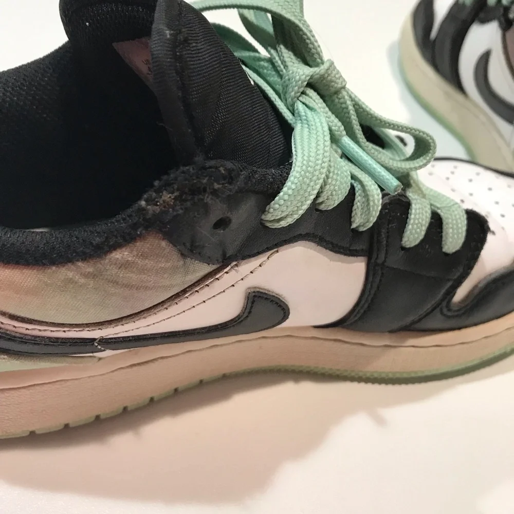 ☀️Nike Air Jordan Kid’s Black/White/Green Shoes, Size 4Y
